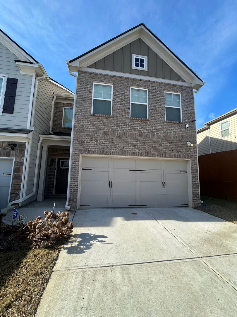 Fairburn House: 7741 Squire Court