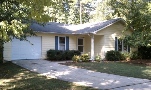 PRICE REFRESH! **ASK HOW YOU CAN MOVE IN WITH NO SECURITY DEPOSIT** 207 Meadow Run: Great house in sought-after Peachtree City! Available NOW! – photo 1