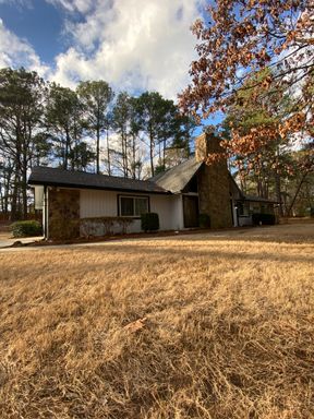 *~PRICE REFRESH*~ 335 Fairfield Cir: Large Ranch Home with possible 4 BD, 2 BA, located only 7 miles to I-85 and under 15 miles to Hartsfield Jackson for rent in Fayetteville! AVAILABLE NOW! – photo 1