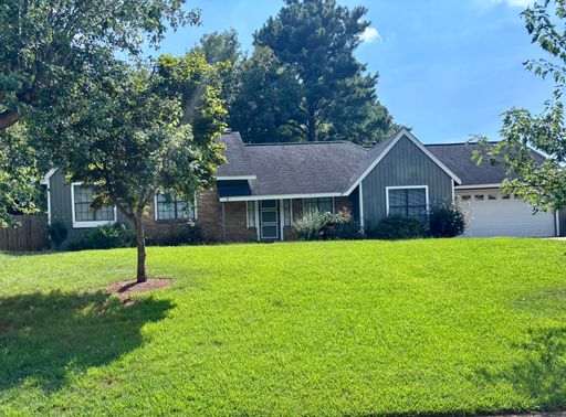 145 Fieldstone Dr - 3 BDRM, 2 BA Split Level Family Home in Fairburn AVAILABLE Now!