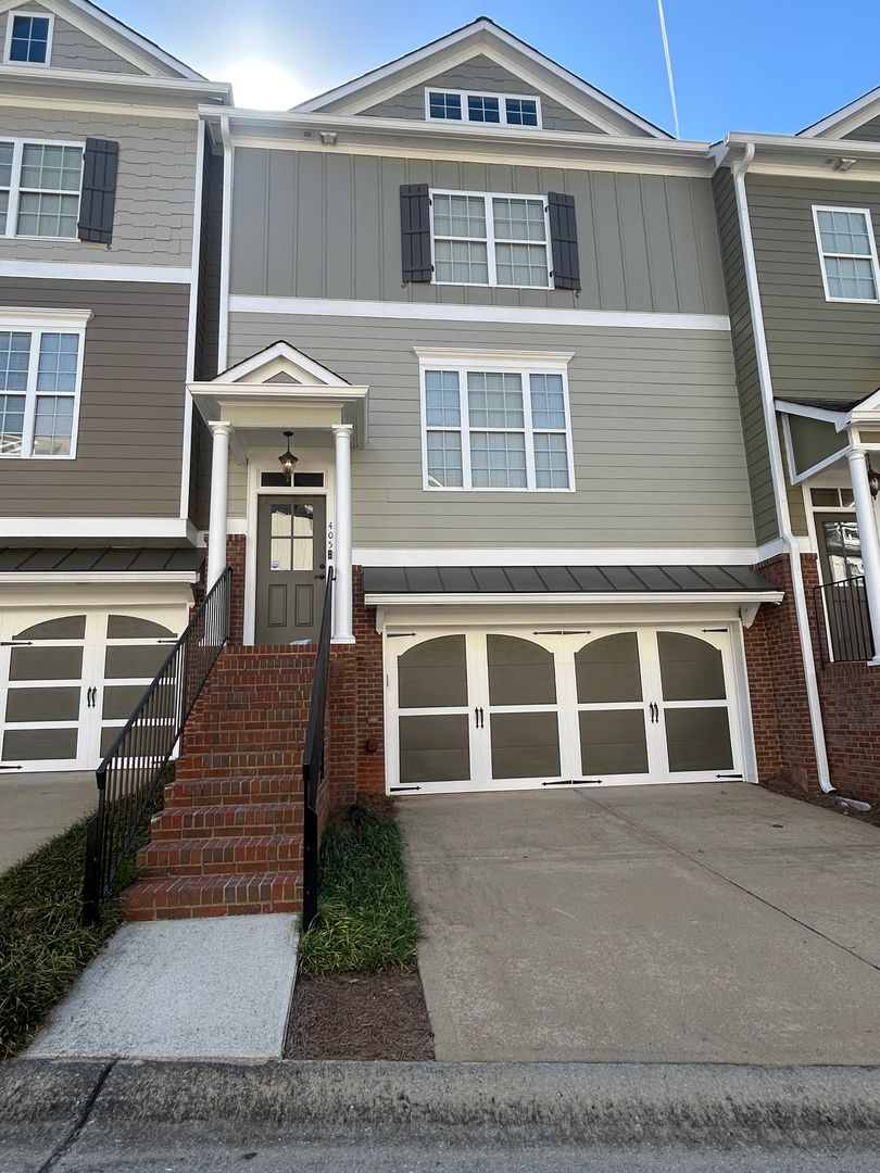 Peachtree City House: 405 Lexington Village