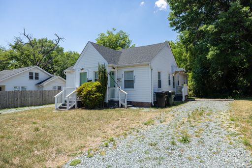 Newly Refreshed Duplex in Burlington! – photo 1