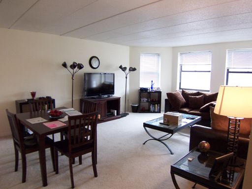 NO BROKER FEE!! A/C! GARAGE PARKING INCLUDED! LAUNDRY IN-UNIT!! – photo 1