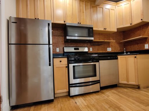 No Brokers Fee, Coolidge Corner Area of Brookline. Recently Renovated Unit. Central heat/AC, In-Unit Washer and Dryer – photo 1