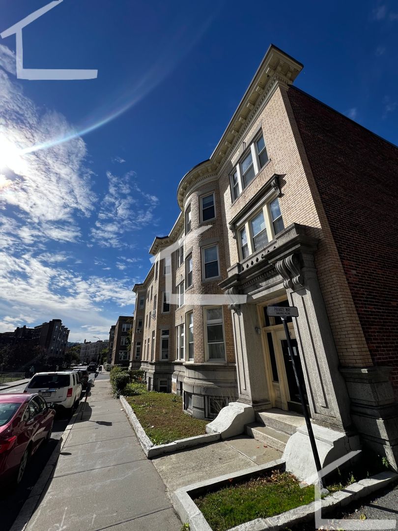 Brookline Condo: 49 Saint Marys St.