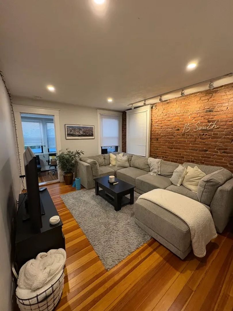 Boston Condo: 11 South St