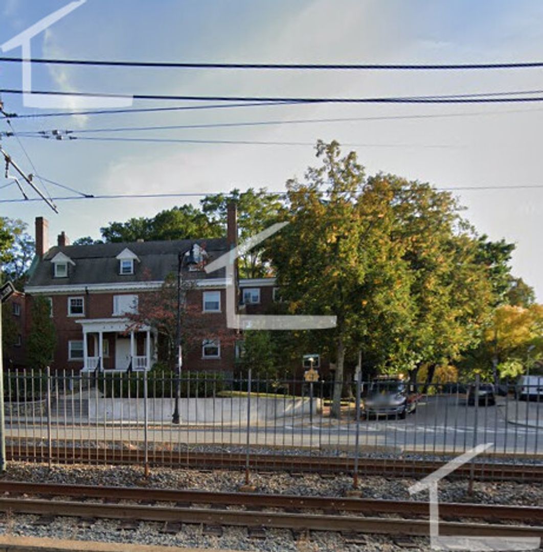 Boston House: 2018B Commonwealth Ave.