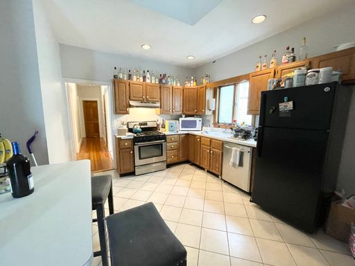 4 Bed 1 Bath in Mission Hill - (E)Heath St(.33/mi) - PENTHOUSE