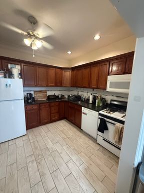 No Brokers Fee, Heat, Hot Water Included, Eat-in Kitchen, Laundry on a Site, Pets-Friendly – photo 1