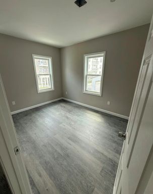 No Brokers Fee, A Must-See Unit, Central heat/AC, In-Unit Washer and Dryer, Parking for Rent – photo 1