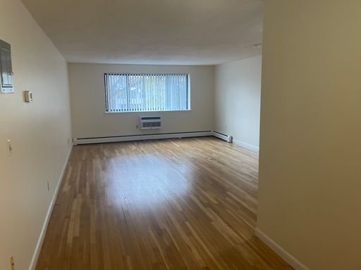 FREE MONTH & NO FEE Huge Spacious sunny Studio Heat hot water inc and 1 free month.