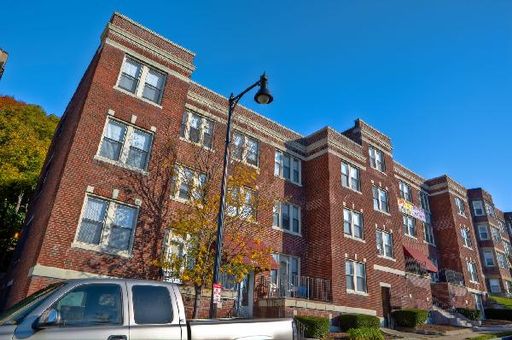 Huge 1 Bed w/ Balcony - On the Green Line