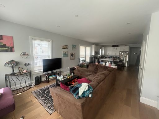 NO BROKER FEE!! RECENTLY-RENOVATED OAK SQUARE 3 BED/2 BATH W/ LAUNDRY, PARKING – photo 1