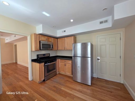 No Brokers Fee. Oak Sq Area of Brighton. Pets Friendly, Laundry, Parking, Eat-in Kitchen – photo 1