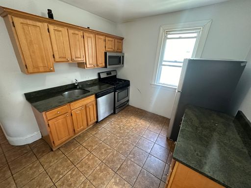 NO FEE - ALLSTON 4 BED/2 BATH - DISHWASHER, LAUNDRY ON SITE, PARKING FOR RENT – photo 1