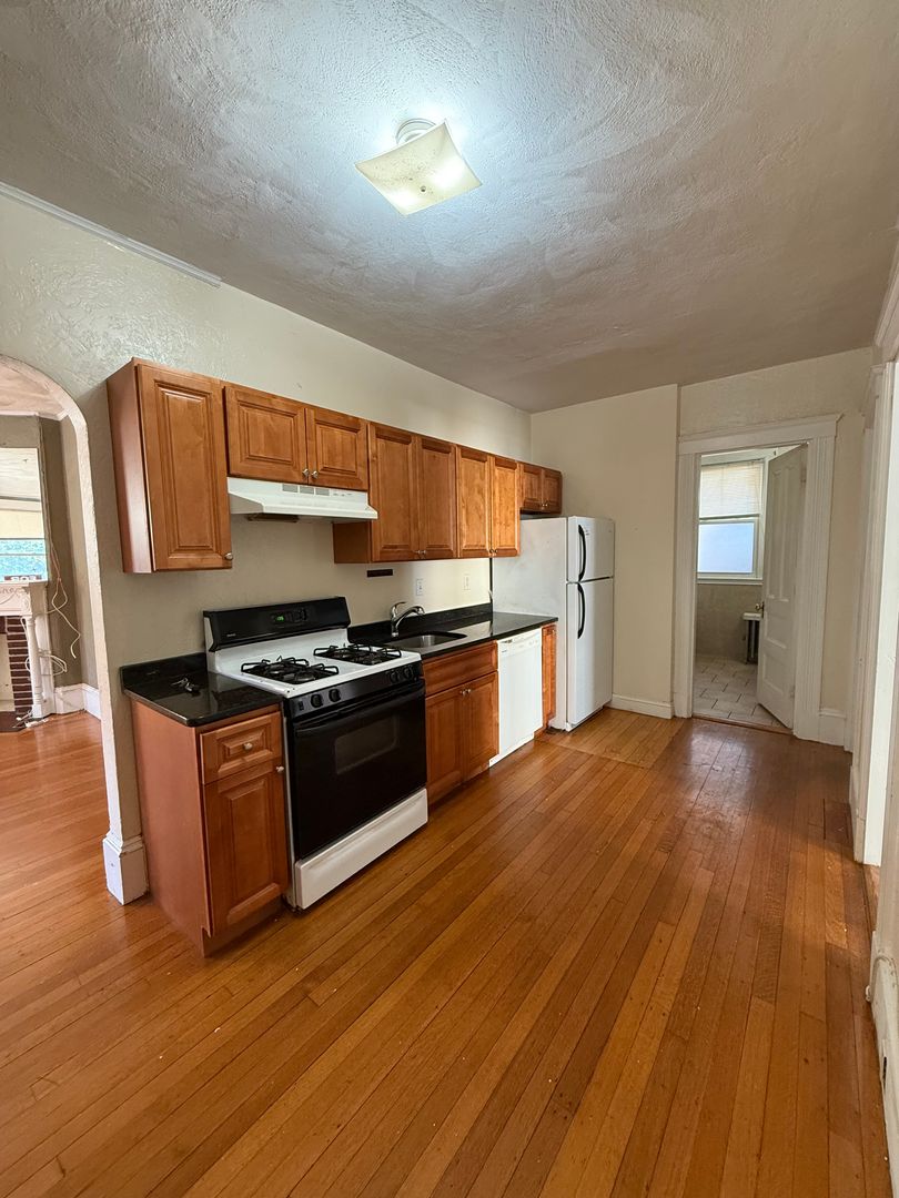 Brighton Condo: 144 Strathmore Rd