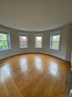 No brokers Fee, No Security Deposit, Heat, Hot Water Included, Laundry on a Site, Parking for Rent – photo 1