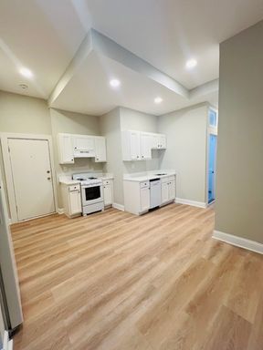 Fenway 3 Bed | Renovated Kitchen & Bath | Heat & Hot Water | No Fee – photo 1