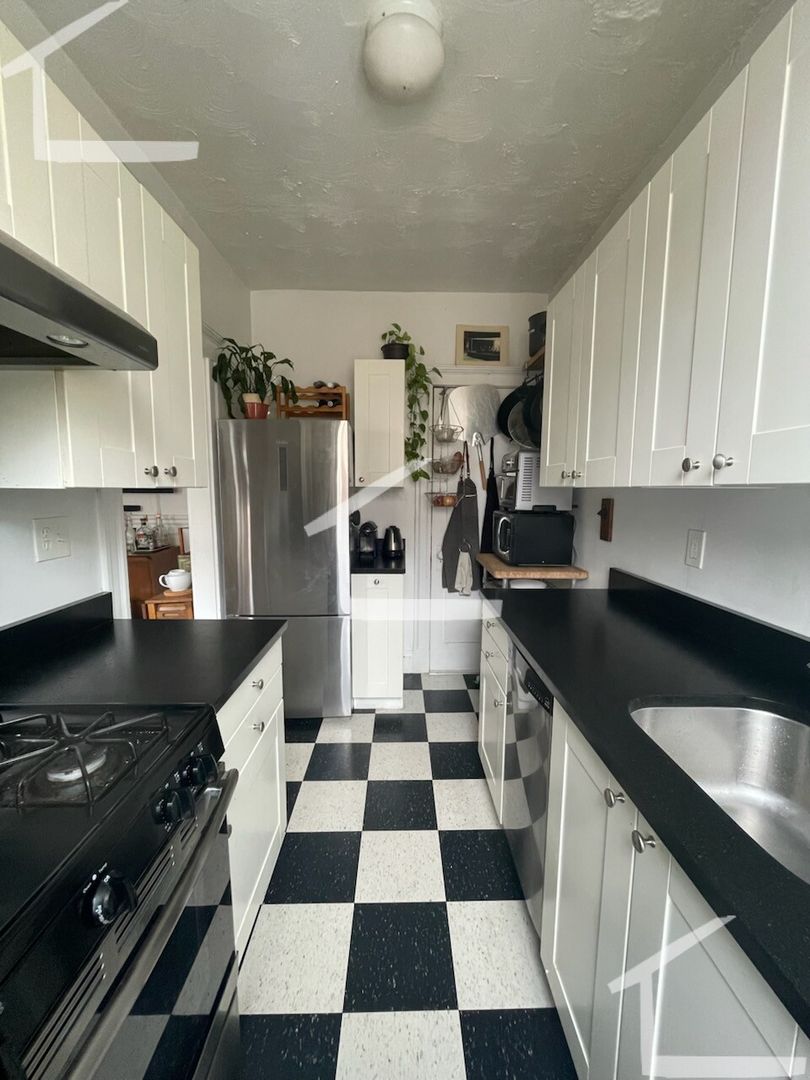 Boston Condo: 136 Brainerd Rd