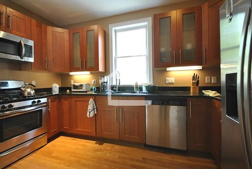 No Brokers Fee, Central Brookline Location, In-Unit Washer and Dryer, Central Heat/AC, Large Bedrooms, Steps from the T Stop – photo 1