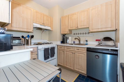 No Brokers Fee, Kentral Kenmore Sq. Location. Heat and Hot Water Included, Eatin Kitchen, Laundry on a Site. – photo 1