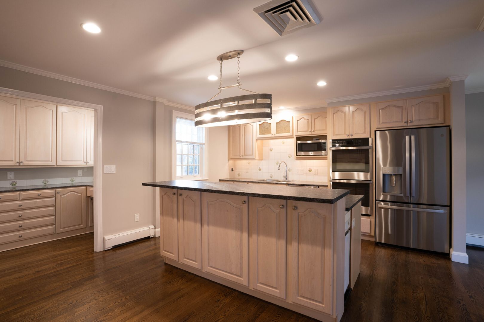 Newton House: 40 Puddingstone Ln