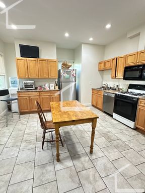 No Brokers Fee, Central heat/AC, Laundry Porch Backyard. Cleveland Circle Area of Brighton, Central Location, Large Renovated Unit – photo 1