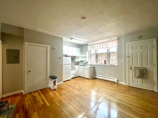 No Brokers Fee, Heat, Hot Water Included, Laundry on a Site, Eat-in Kitchen – photo 1