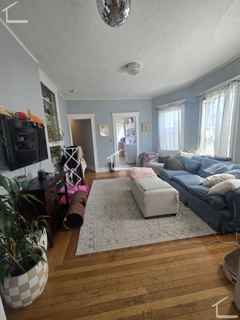 Boston House: 206 Kelton St