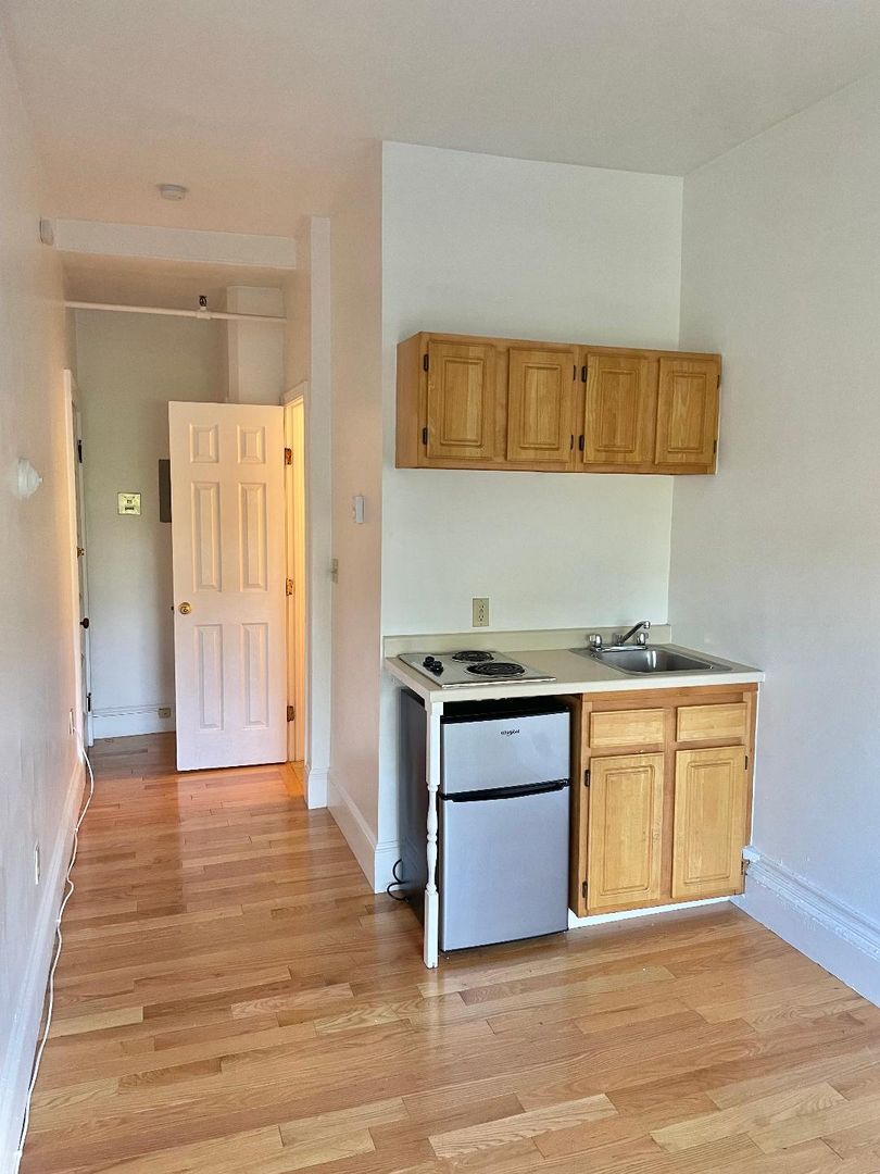 Brookline House: 9-1077 Beacon St