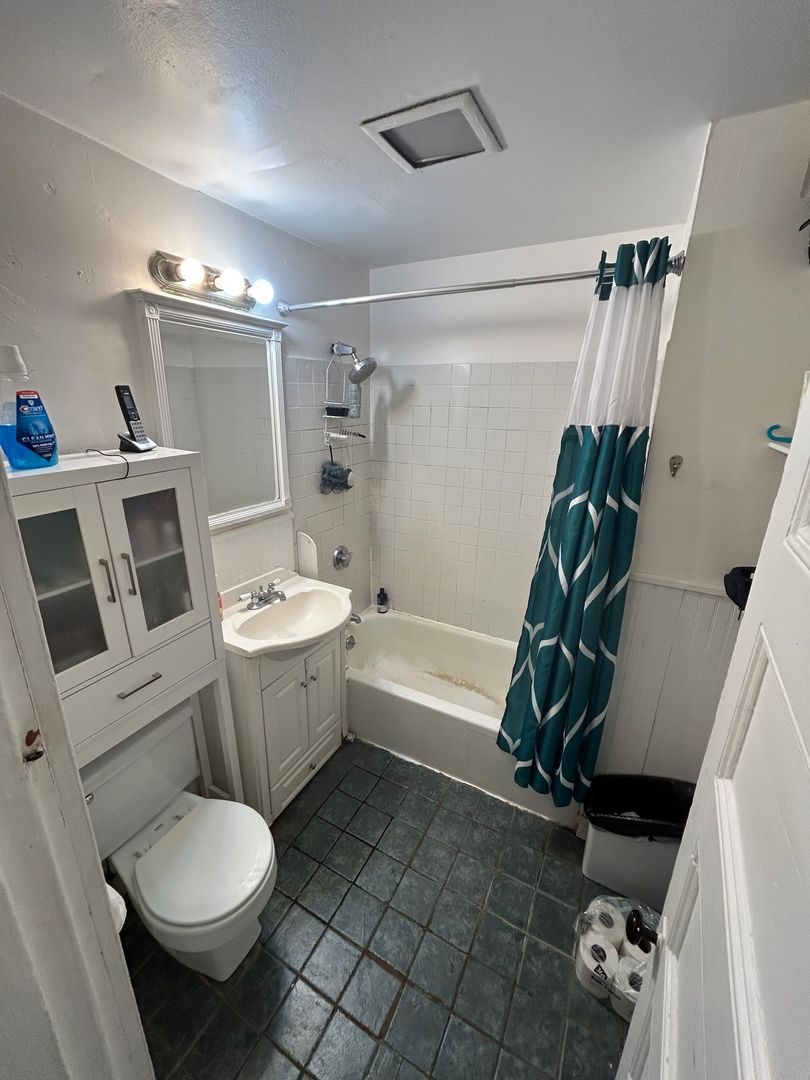 Boston House: 145 Charles St