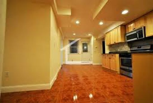 No Brokers Fee, Top Floor Unit on Washington ST. Nicely Kept. Laundry on a Site, Parking for Rent – photo 1