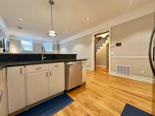 No Brokers Fee, Garden Level Unit, In-Unit Washer and Dryer, Central Heat/AC, Parking for Rent – photo 1