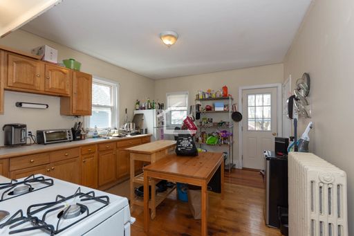 No Brokers Fee, In-Unit Washer and Dryer, Parking Included – photo 1