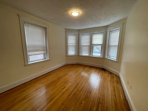 No Brokers Fee, Large 2 levels Unit, In Unit Washer and Dryer, Central Heat, 3 full Bathrooms – photo 1