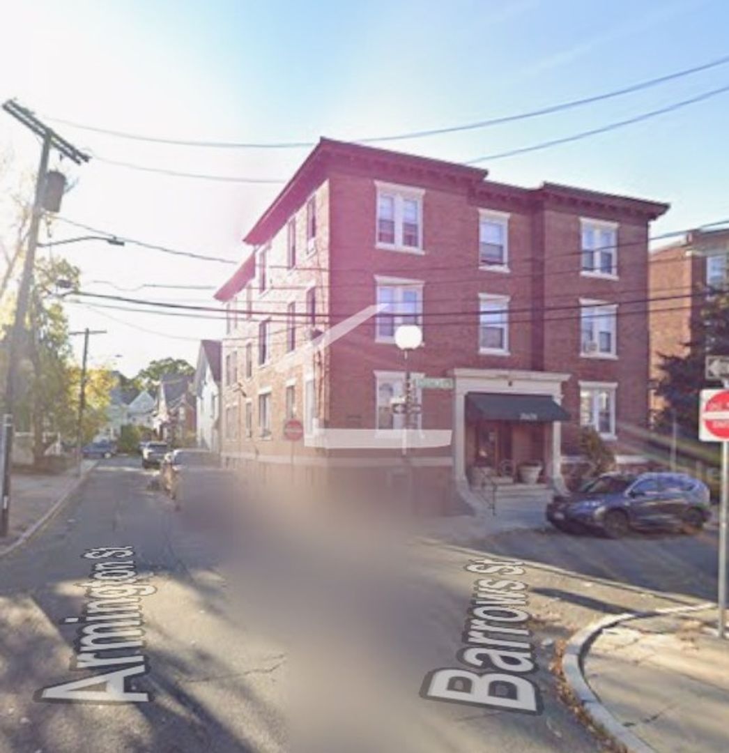 Boston House: 15B Barrows St.