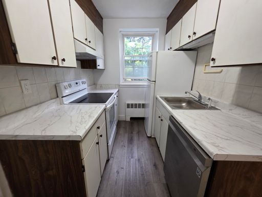 Parking Included, heat, Hot Water Included, Steps from the T Stop, Laundry on a Site – photo 1