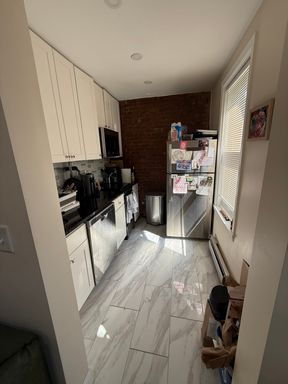 No Brokers Fee, Heat, Hot Water Included, One Bedroom Unit Plus Extra Room, Pets Friendly – photo 1