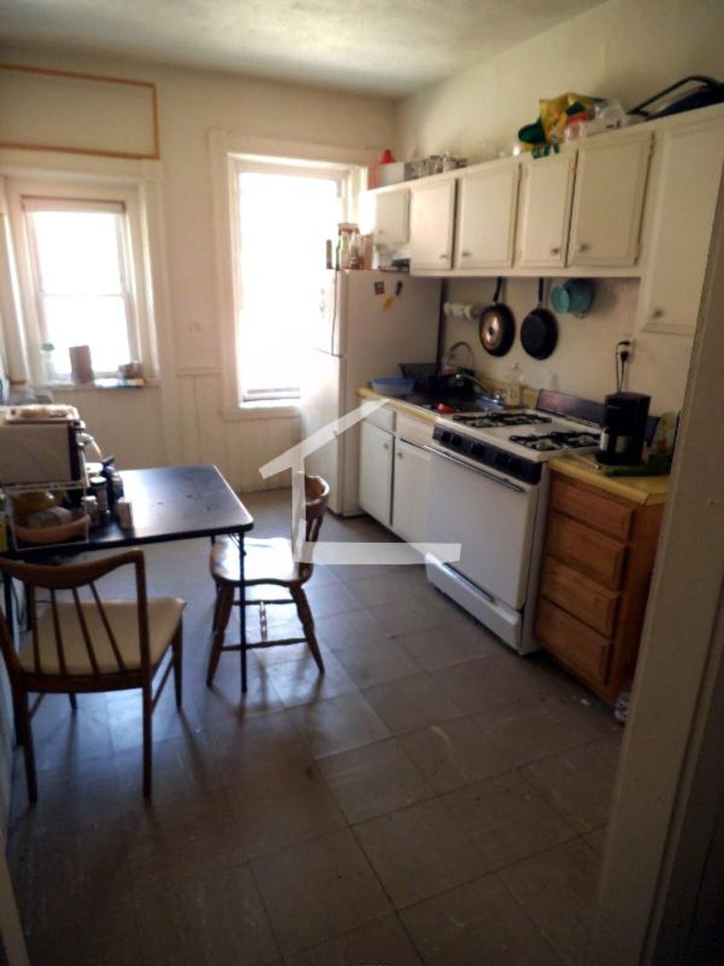 Boston House: 11Mount Hood Rd