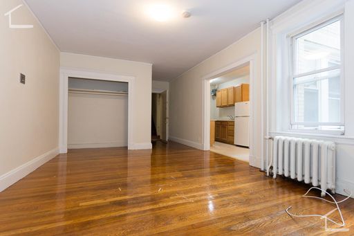 No Brokers Fee, No Security Deposit, Heat, Hot Water Included, The Building With an Elevator and Laundry Facility – photo 1