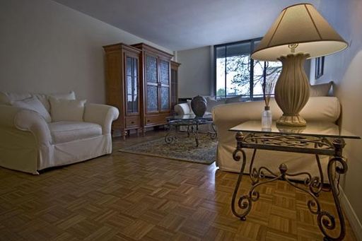 Regency Building, Huge bedrooms and Living room, balcony, Roofdeck, Laundry AC Heat Inc St Es Hospital