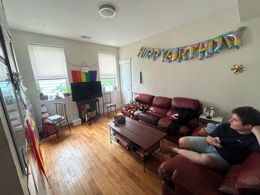 Mission Hill 4.5 Bed – 2 Bath – In-Unit Laundry – Central AC – No Fee