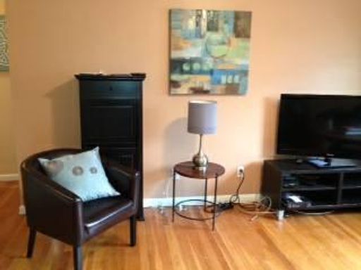 Bright, Sunny Unit, Heat, Hot Water Included, Elevator, Laundry, Parking fpor Rent – photo 1