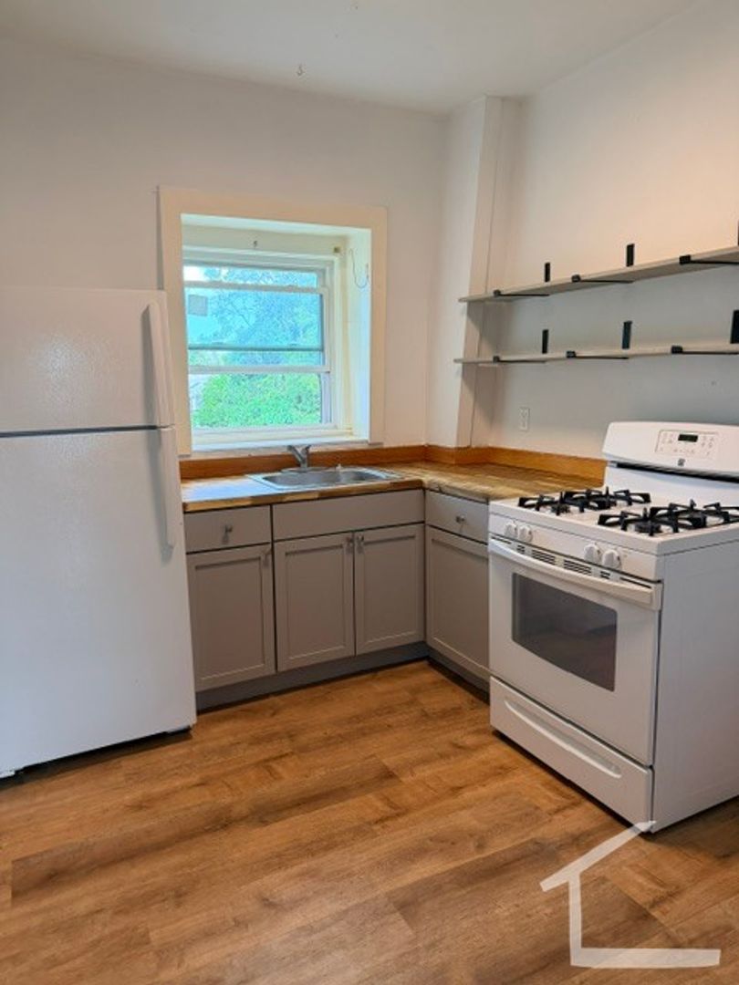 Boston House: 290 Lincoln St