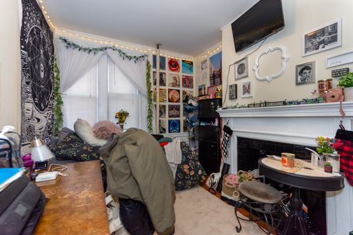 No Brokers Fee. Central BU Location, Steps from School, Heat Hot Water Included, Laundry on a Site, Parking for Rent – photo 1