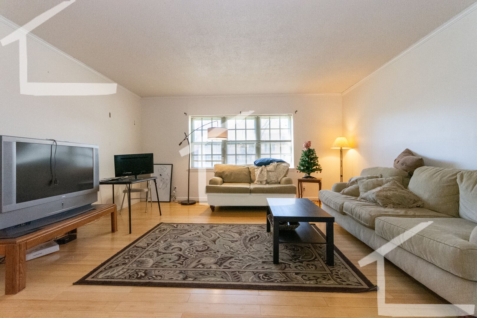 Boston House: 215B Lake Shore Rd.