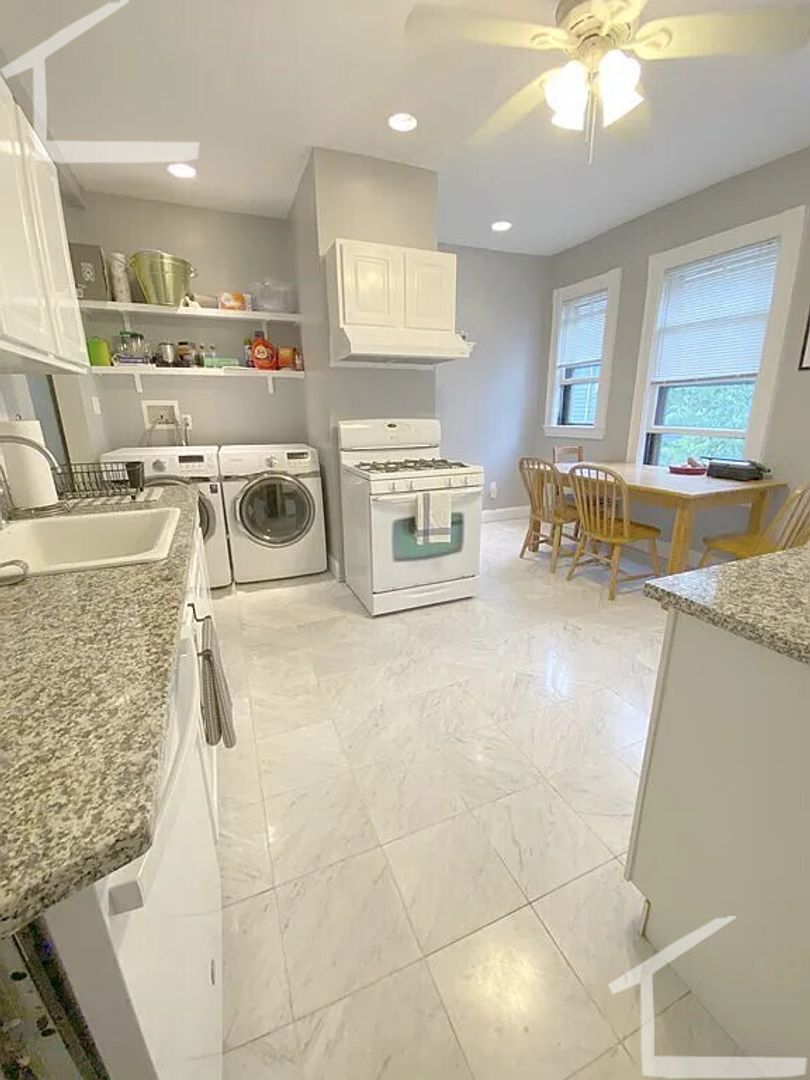 Boston House: 35 Ridgemont St