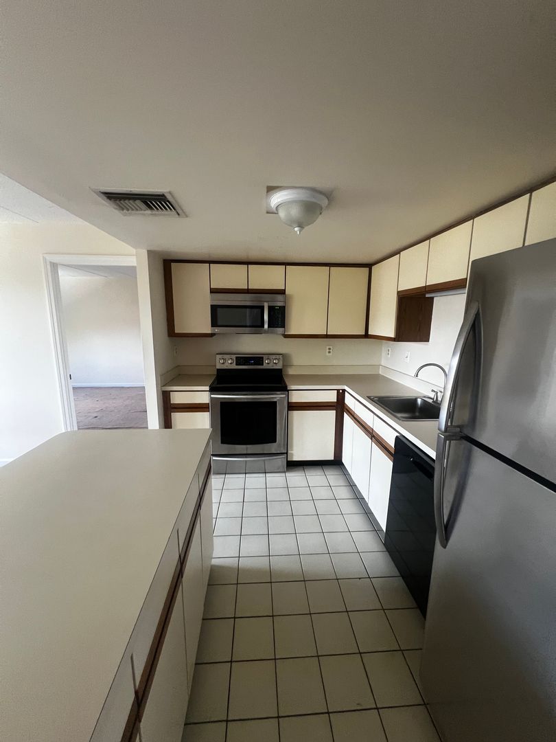 #411A Condo: 85 Brainerd Rd