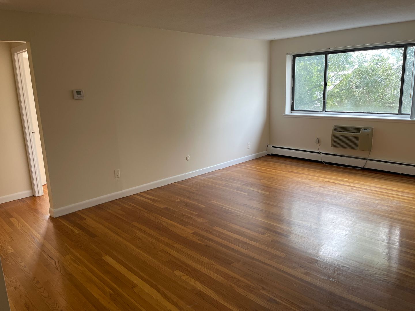 Boston House: 122 Dustin st