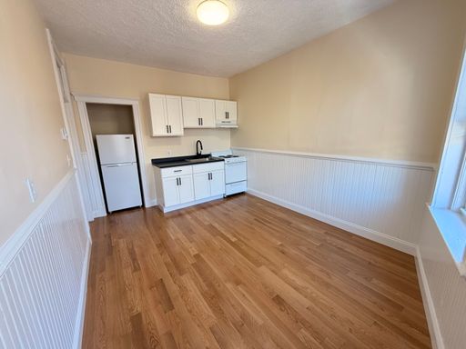Mission Hill 2 Bed – Modern Kitchen & Bath – Parking Available – 9/1